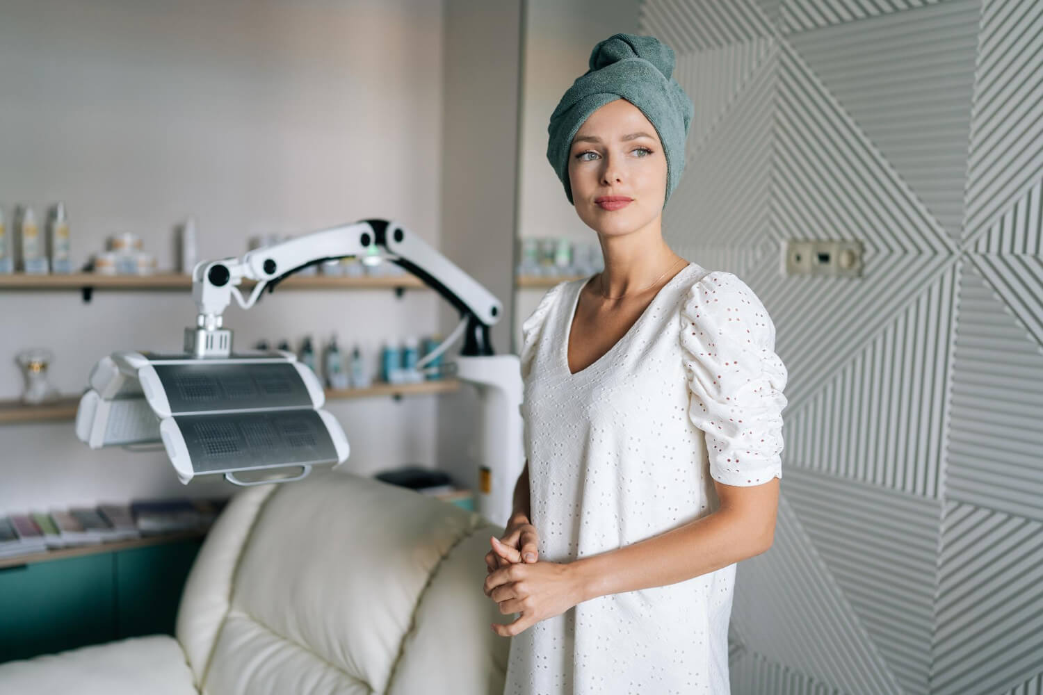 Mujer joven en clínica de estética avanzada junto a equipo de tratamiento facial en Madrid