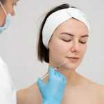 servicios-acido-hialuronico Profesional aplicando tratamiento de ácido hialurónico en clínica de estética avanzada en Madrid