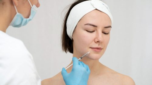 servicios-acido-hialuronico Profesional aplicando tratamiento de ácido hialurónico en clínica de estética avanzada en Madrid